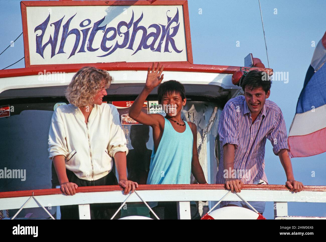 Thailand. Insel Koh Samui. Touristenpaar mit lokalem Jungen auf der Fähre White Shark. Stockfoto