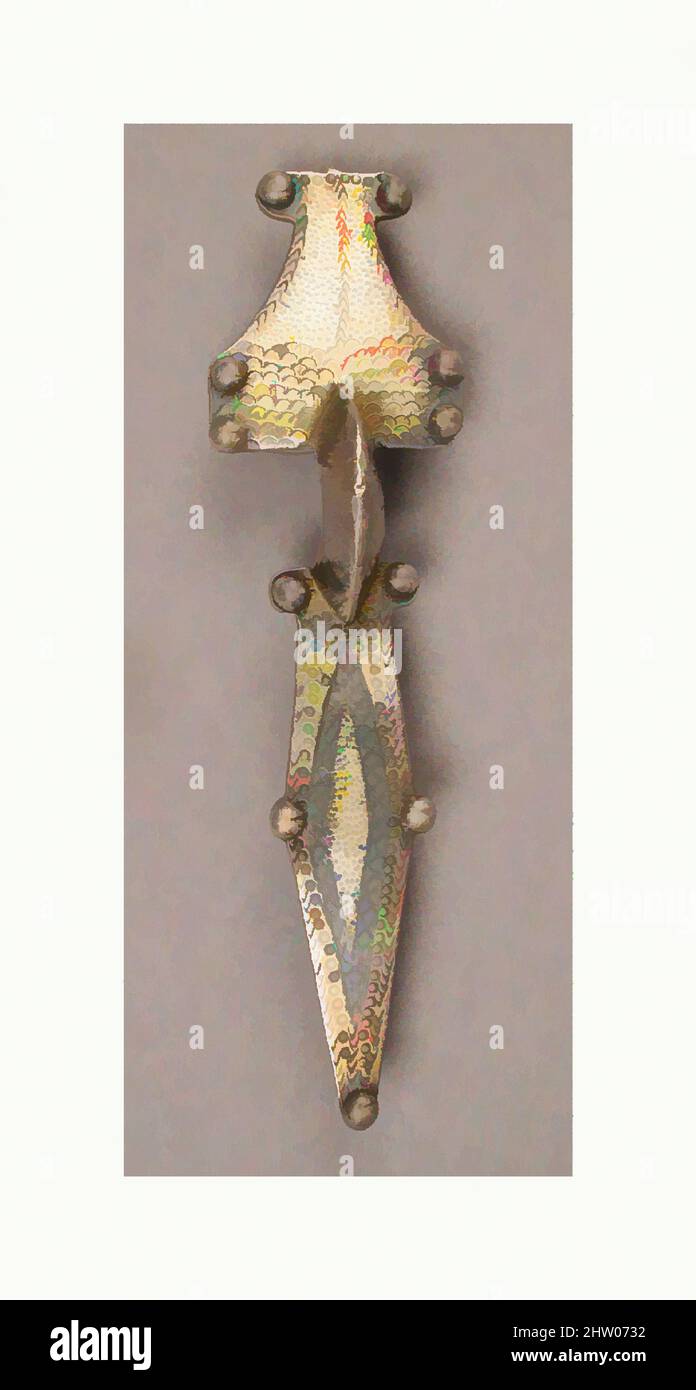 Kunst inspiriert von Bow Brooch, 5.–7. Jahrhundert, germanisch, Silber mit Vergoldung und Niello, insgesamt: 5 3/8 x 1 7/16 x 1 Zoll (13,7 x 3,6 x 2,6 cm), Metallarbeiten-Silber, Klassisches Werk, modernisiert von Artotop mit einem Schuss Moderne. Formen, Farbe und Wert, auffällige visuelle Wirkung auf Kunst. Emotionen durch Freiheit von Kunstwerken auf zeitgemäße Weise. Eine zeitlose Botschaft, die eine wild kreative neue Richtung verfolgt. Künstler, die sich dem digitalen Medium zuwenden und die Artotop NFT erschaffen Stockfoto