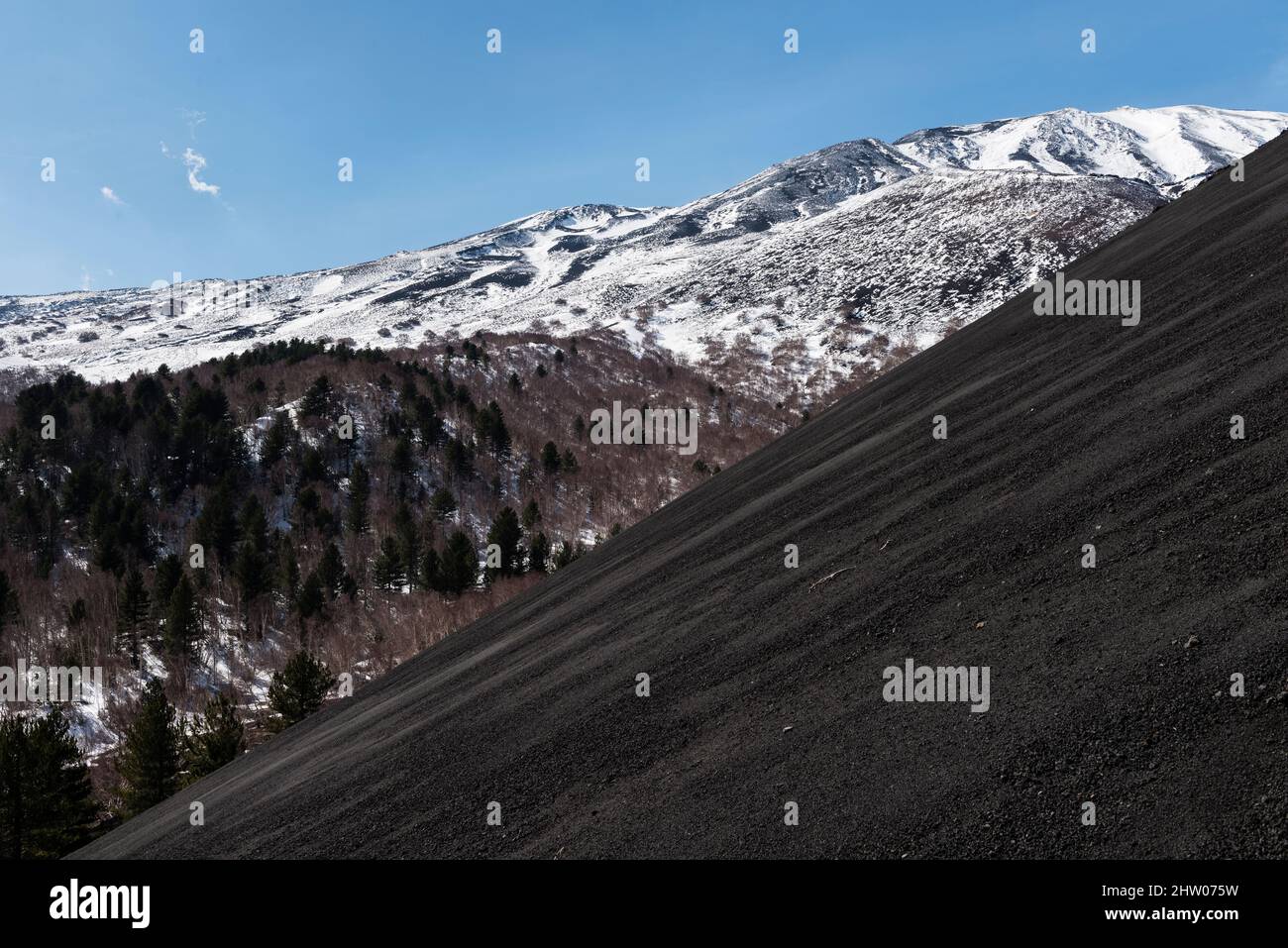 Schwarze Vulkanasche bedeckt einen Flankenkrater auf der Seite des Ätna (3357m), Sizilien, Italien, gesehen im späten Winter Stockfoto