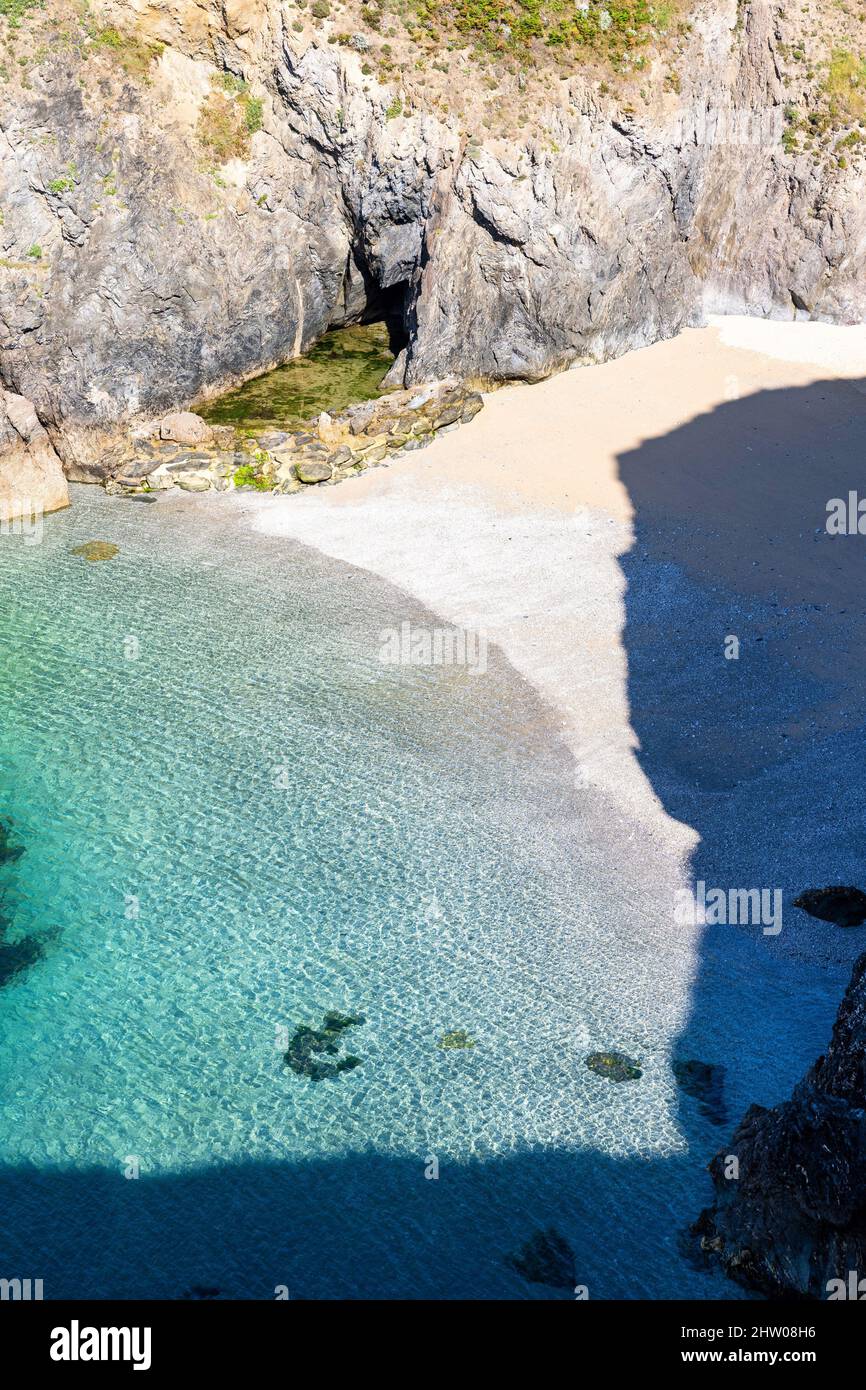 Ein einsamer Strand mit türkisfarbenem Wasser zwischen den Felsen von Belle-Ile en Mer in der Sommersonne. Stockfoto