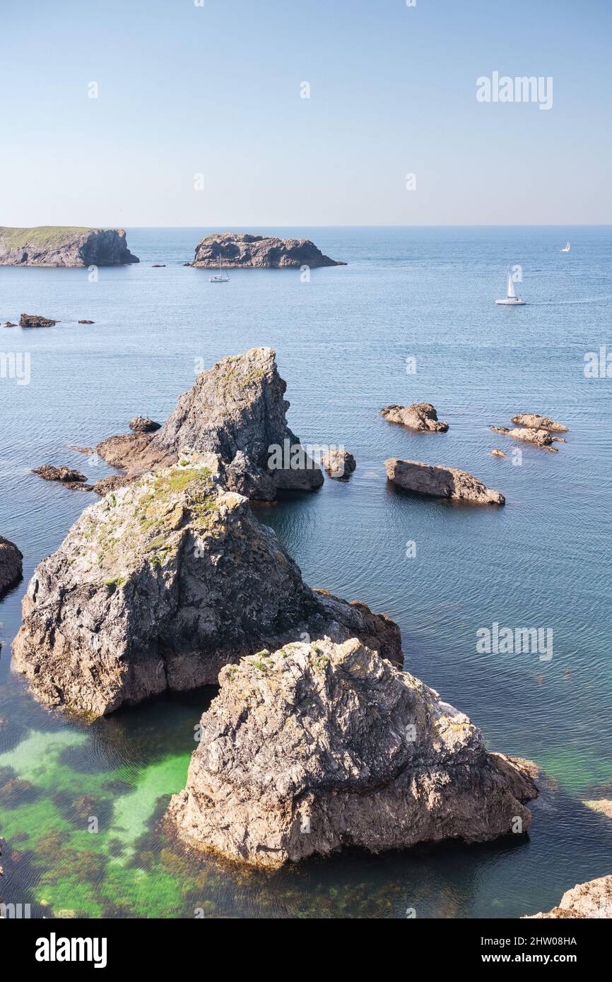 In der malerischen felsigen Bucht von Belle-ile en Mer liegen große Felsen in den ruhigen Gewässern. Stockfoto