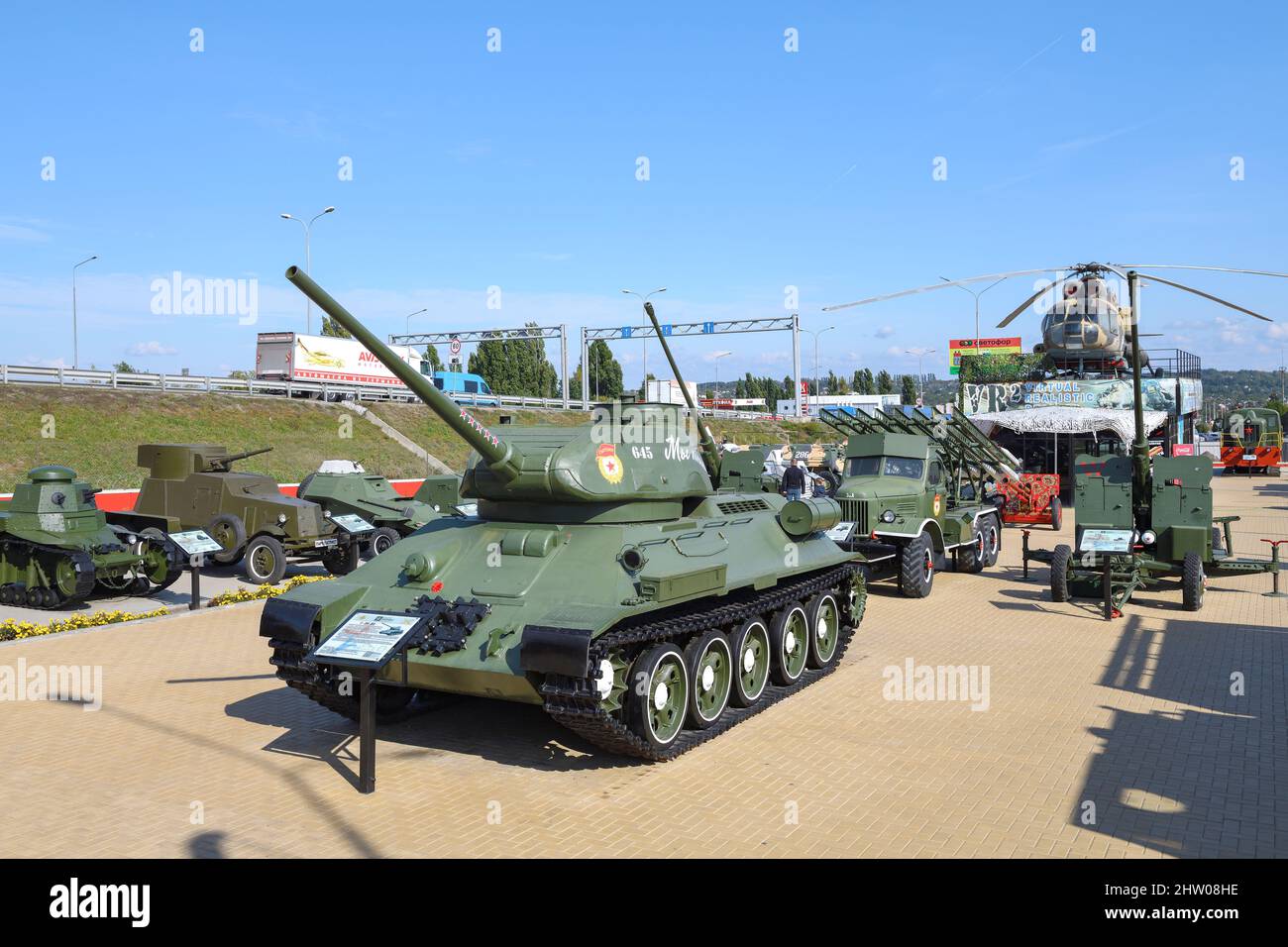 KAMENSK-SCHACHTINSKI, RUSSLAND - 04. OKTOBER 2021: Sowjetischer Panzer T-34-85 in der Exposition des Patriot-Parks an einem sonnigen Tag Stockfoto