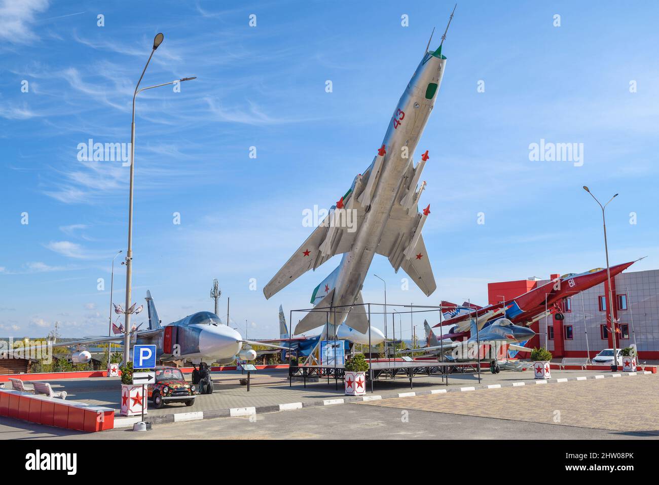 KAMENSK-SCHACHTINSKI, RUSSLAND - 04. OKTOBER 2021: Ausstellung sowjetischer Militärflugzeuge im Patriot Park an einem sonnigen Tag Stockfoto