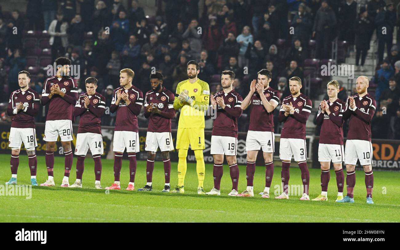 Tynecastle Park Edinburgh, Schottland Großbritannien 2.. März 22 Heart of Midlothian gegen Aberdeen Cinch Premiership-Spiel. Hearts Spieler Minuten Applaus für den ehemaligen Kapitän Alan Anderson, der leider verstorben ist. Kredit: eric mccowat/Alamy Live Nachrichten Stockfoto