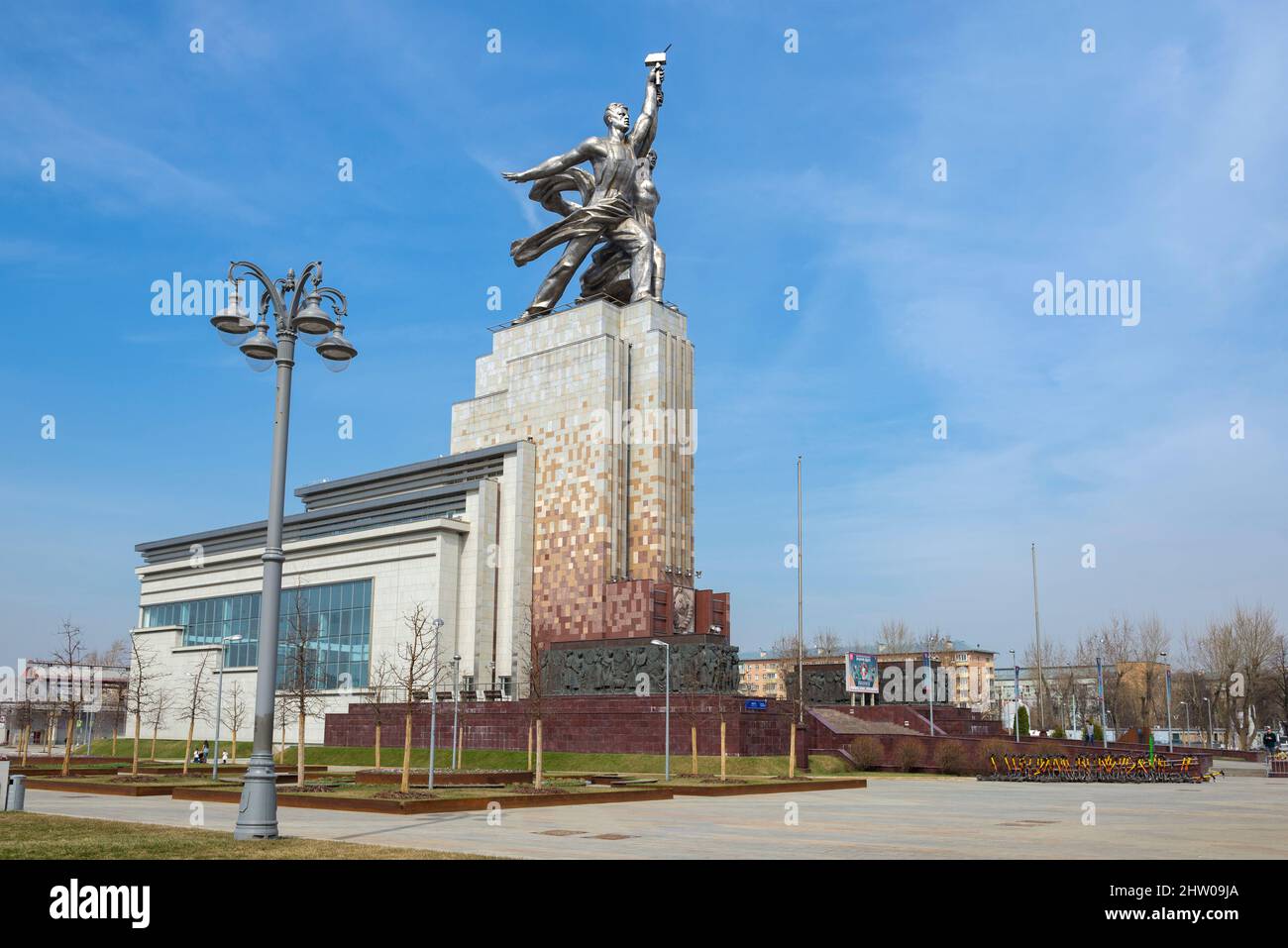 MOSKAU, RUSSLAND - 14. APRIL 2021: Blick auf das berühmte Denkmal "Arbeiter und Kolchosbäuerin" an einem sonnigen Apriltag Stockfoto