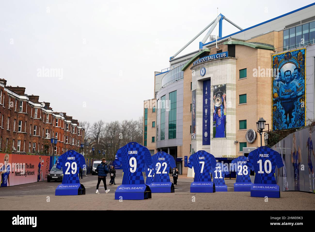Eine allgemeine Ansicht außerhalb der Stamford Bridge, der Heimat des Chelsea Football Clubs, nachdem der Besitzer Roman Abramovich angekündigt hatte, den Club zu verkaufen. Der russisch-israelische Milliardär ist seit 2003 im Besitz der Blues und hat dazu beigetragen, den Stamford Bridge Club zu 19 großen Trophäen zu führen. Bilddatum: Donnerstag, 3. März 2022. Stockfoto