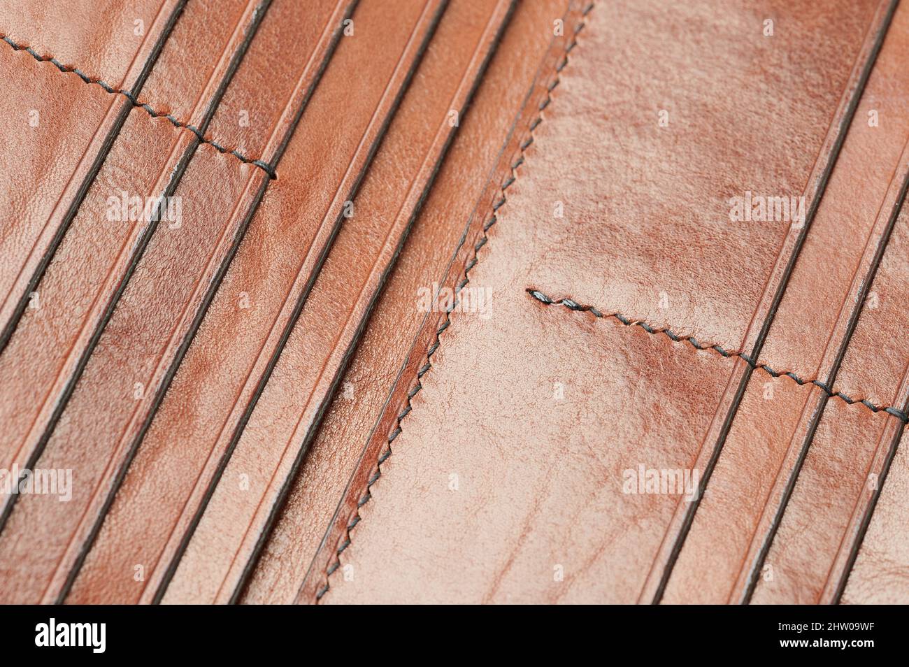 Nähte und Linien auf brauner Lederoberfläche Makroansicht Stockfoto