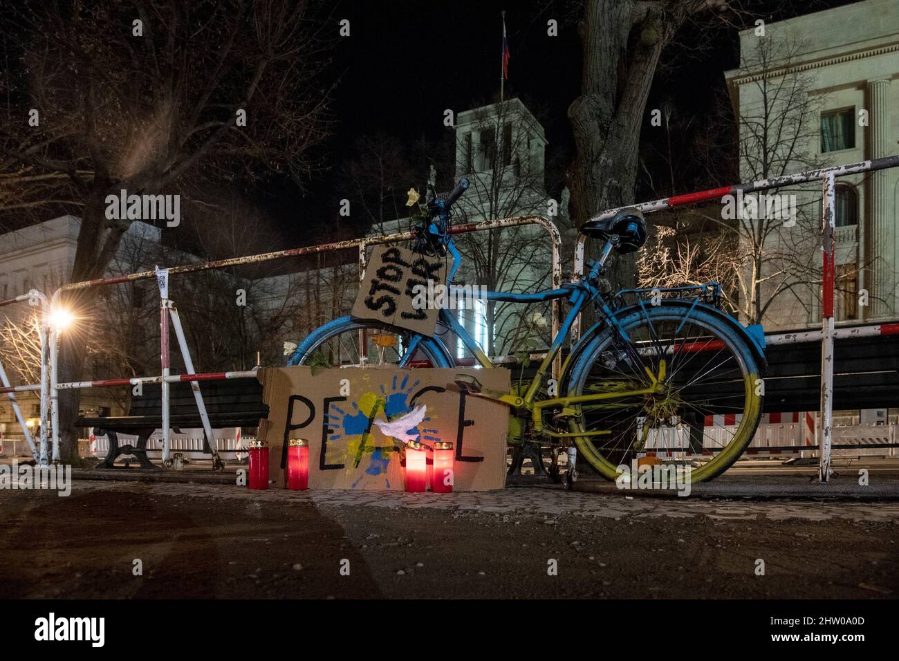 Berlin, Deutschland. 02. März 2022. "Stop war" und "Peace" sind auf Schilder neben einem Fahrrad in ukrainischen Nationalfarben vor der russischen Botschaft geschrieben. Quelle: Paul Zinken/dpa/Alamy Live News Stockfoto