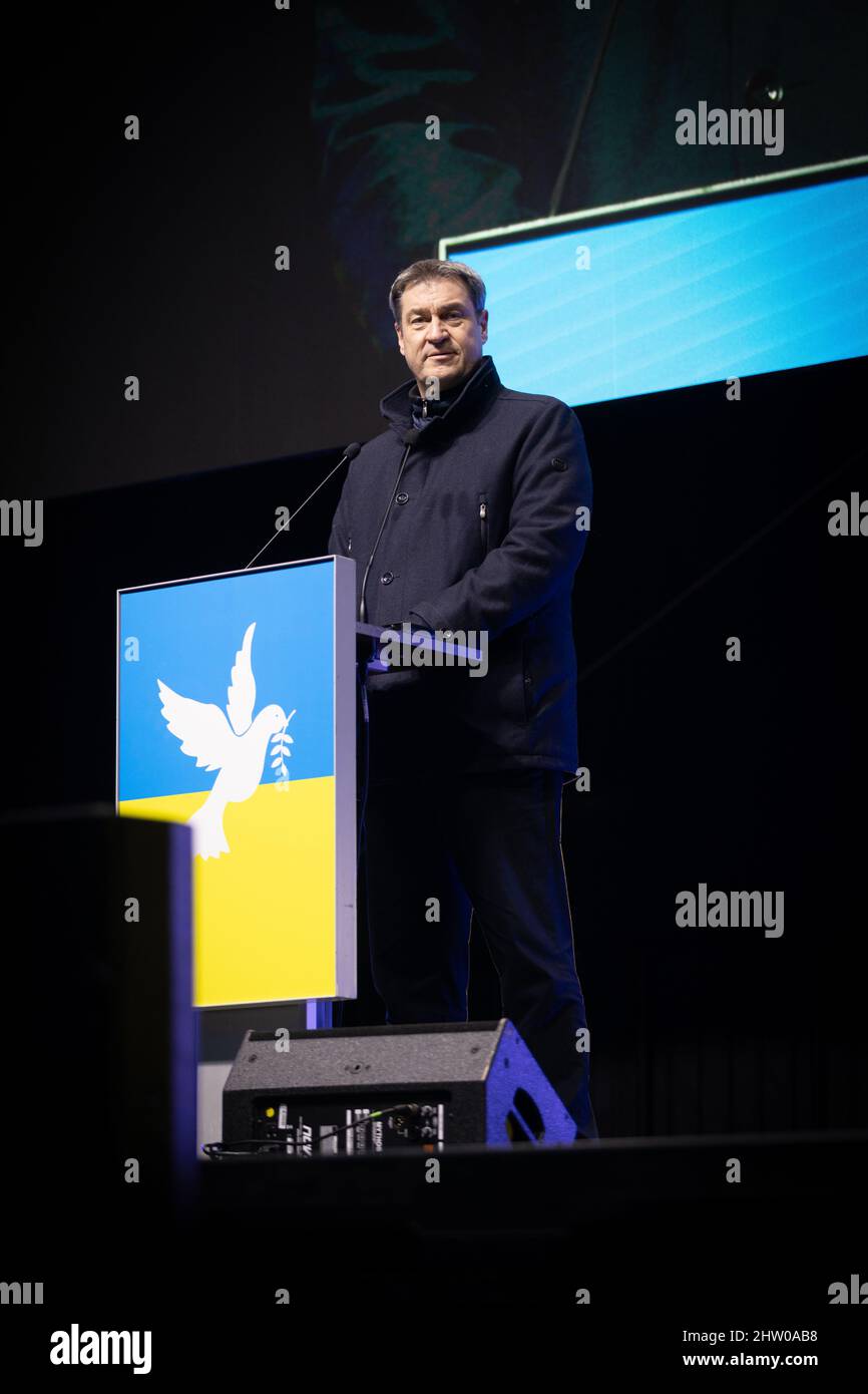 München, Deutschland. 02. März 2022. Am 2.. März versammelten sich 2022 45.000 Menschen am Königsplatz in München, um gegen die russische Invasion in der Ukraine zu protestieren und ihre Solidarität mit dem ukrainischen Volk zu zeigen. Die Kundgebung wurde von der SPD organisiert und alle demokratischen Parteien schlossen sich ihr an. Der bayerische Ministerpräsident und CSU-Chef Markus Soeder spricht. (Foto: Alexander Pohl/Sipa USA) Quelle: SIPA USA/Alamy Live News Stockfoto