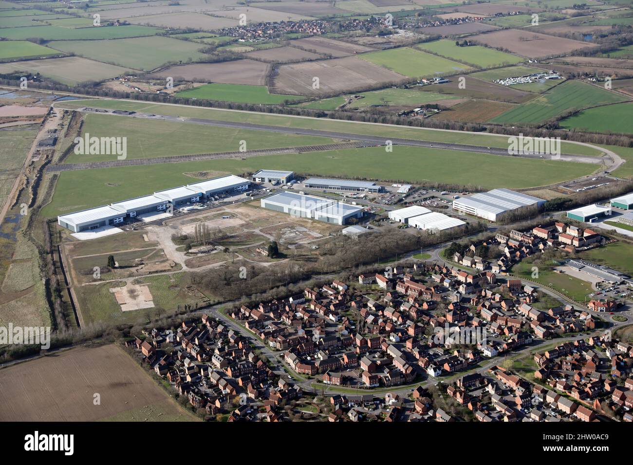 Luftaufnahme des ehemaligen Flugplatzes RAF Swinderby, heute ein Logistik-Business-Park und Verkehrsknotenpunkt für DPD & DHL, Witham St Hughs, Lincoln Stockfoto