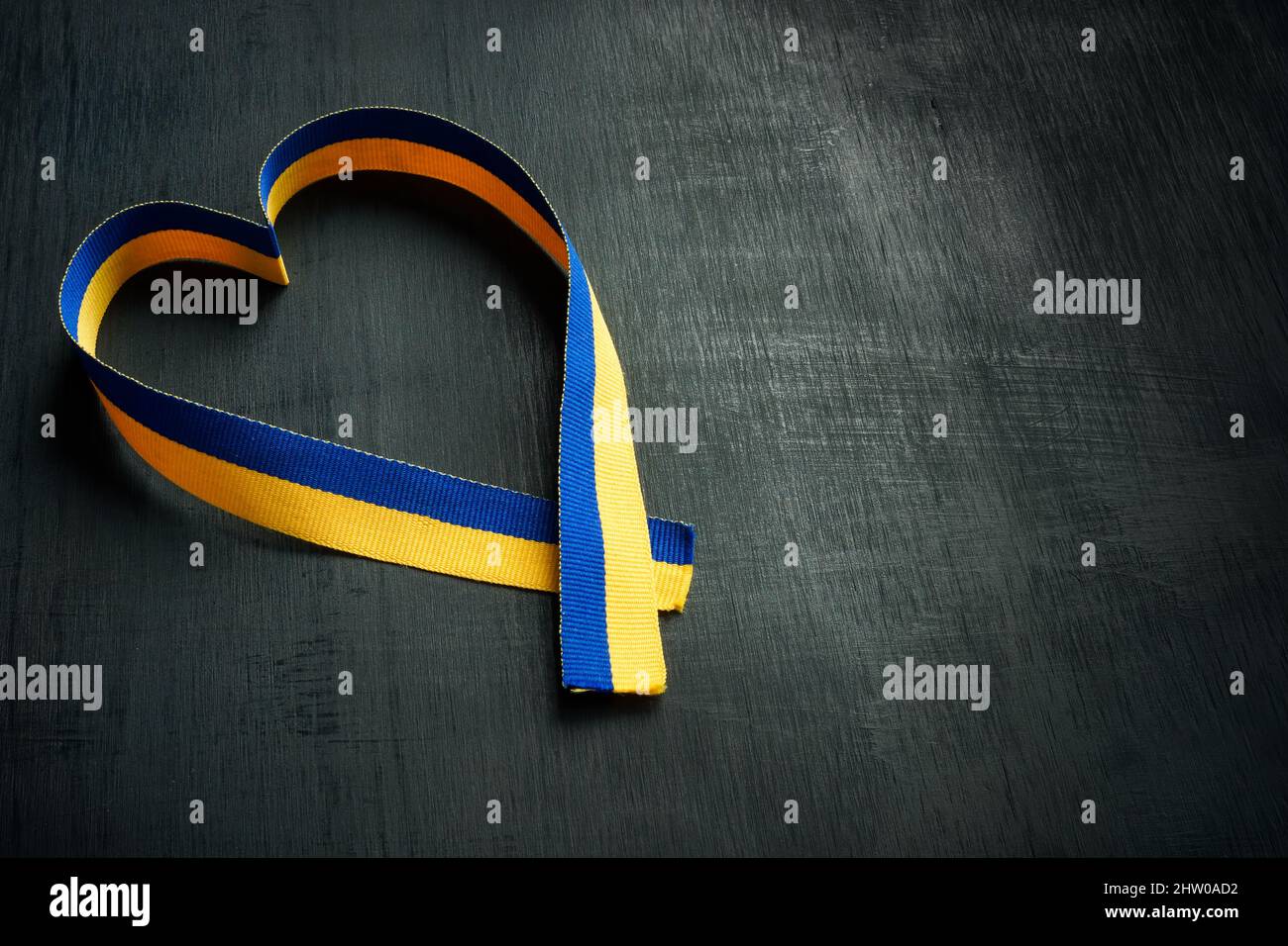 Band in Herzform mit den Farben der Flagge der Ukraine. Unterstützung und Solidarität. Stockfoto