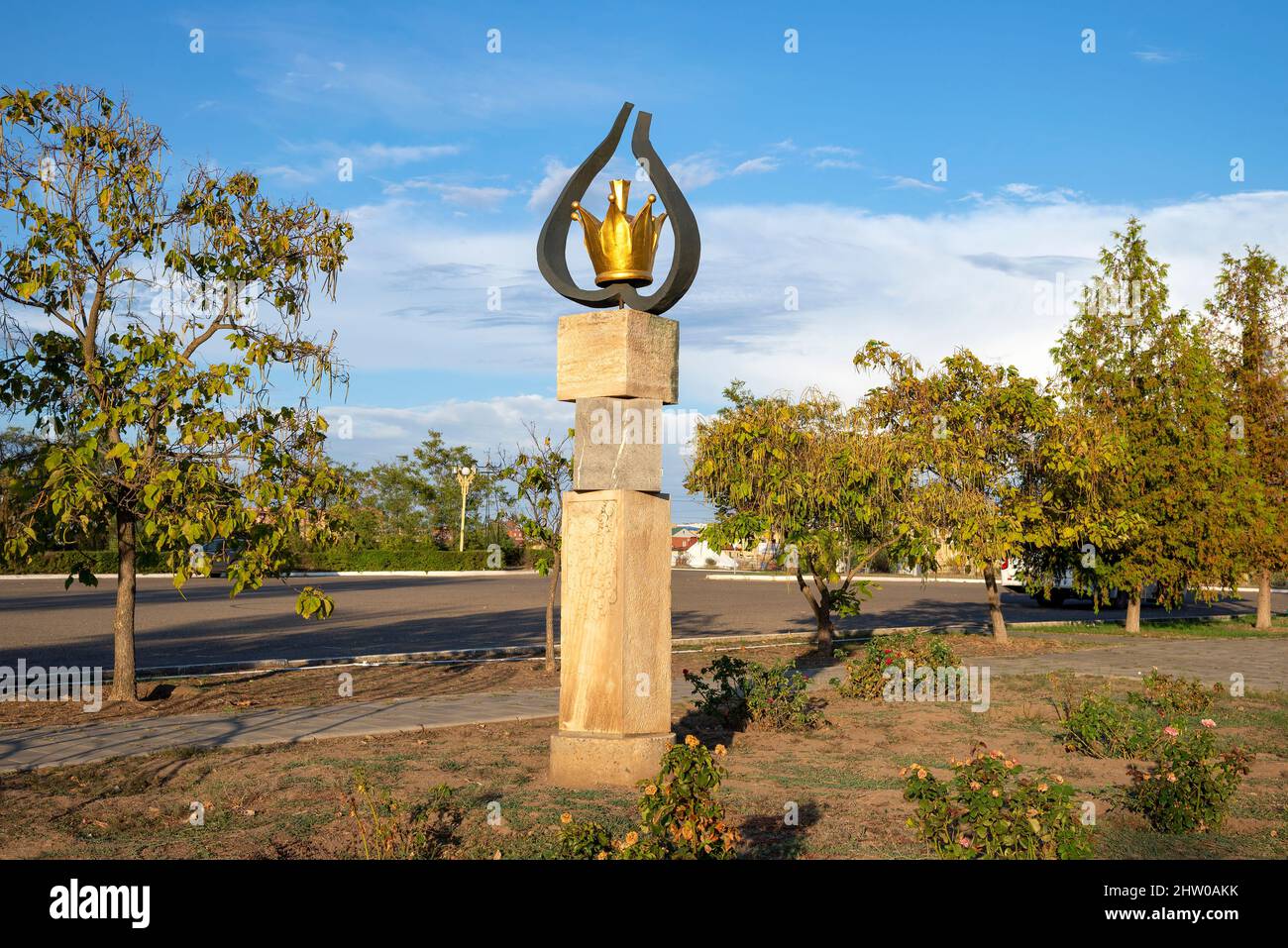 ELISTA, RUSSLAND - 20. SEPTEMBER 2021: Ein Schachstück am Eingang zur 'Stadt des Schachs' (Stadtschach). Elista, Republik Kalmückien Stockfoto