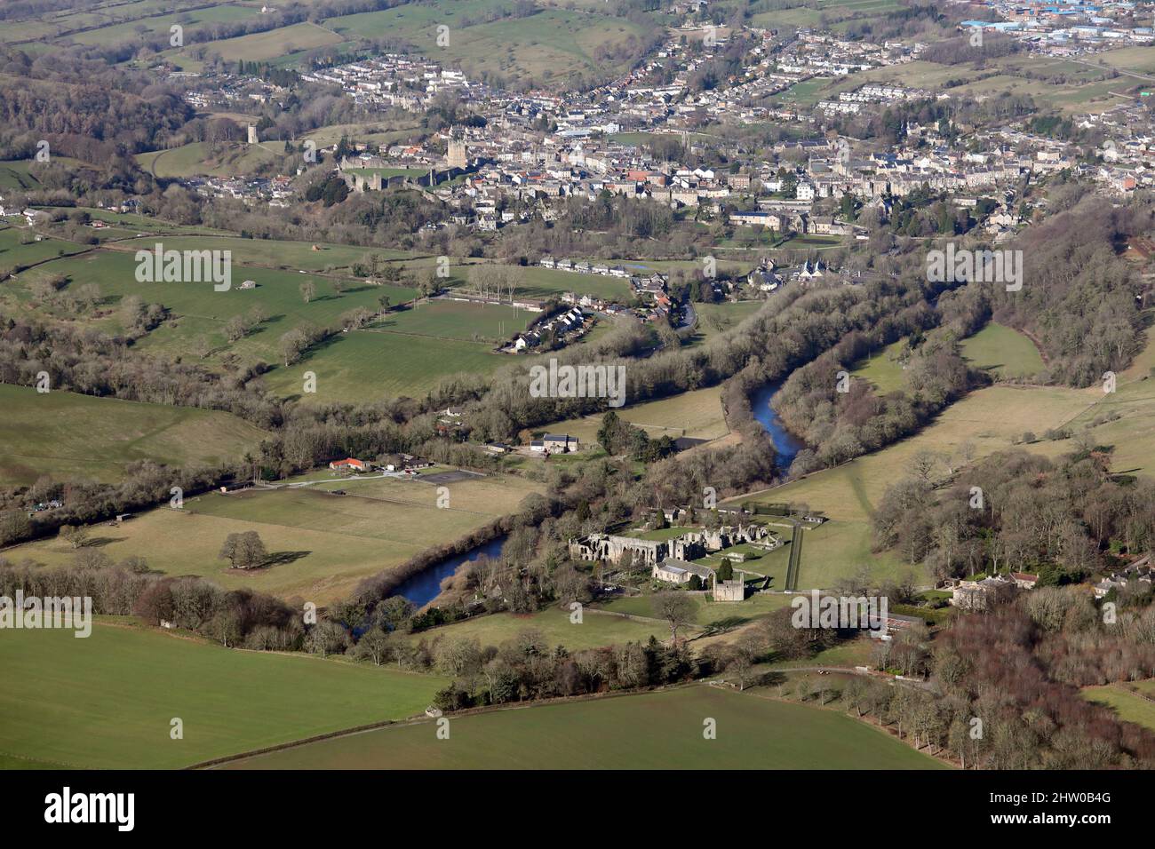 Luftaufnahme der Easby Abbey mit dem Stadtzentrum von Richmond im Hintergrund, North Yorkshire Stockfoto