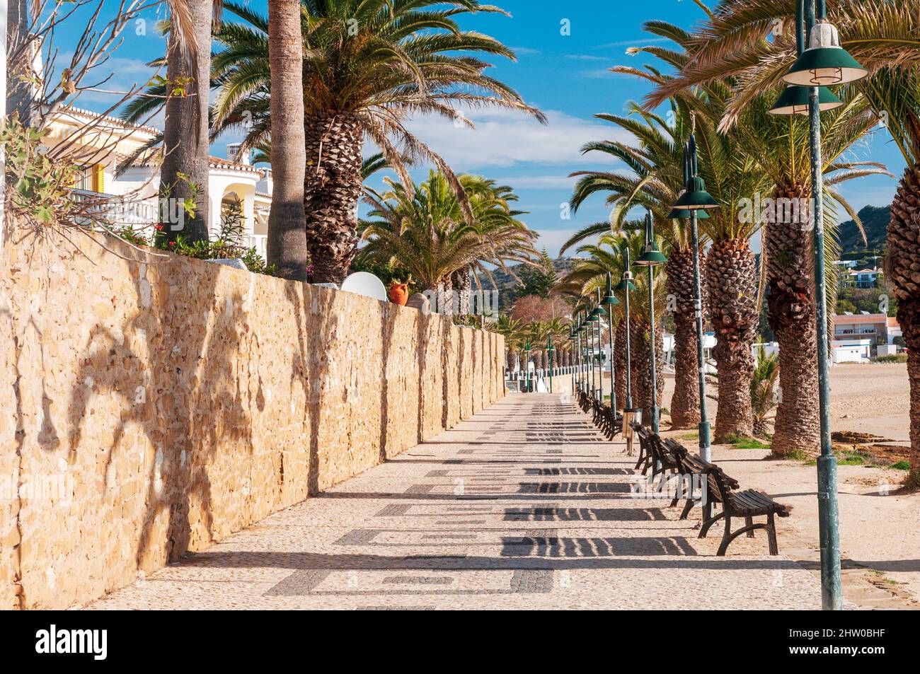 Praia da Luz, Strandpromenade an der portugiesischen Algarve Stockfoto