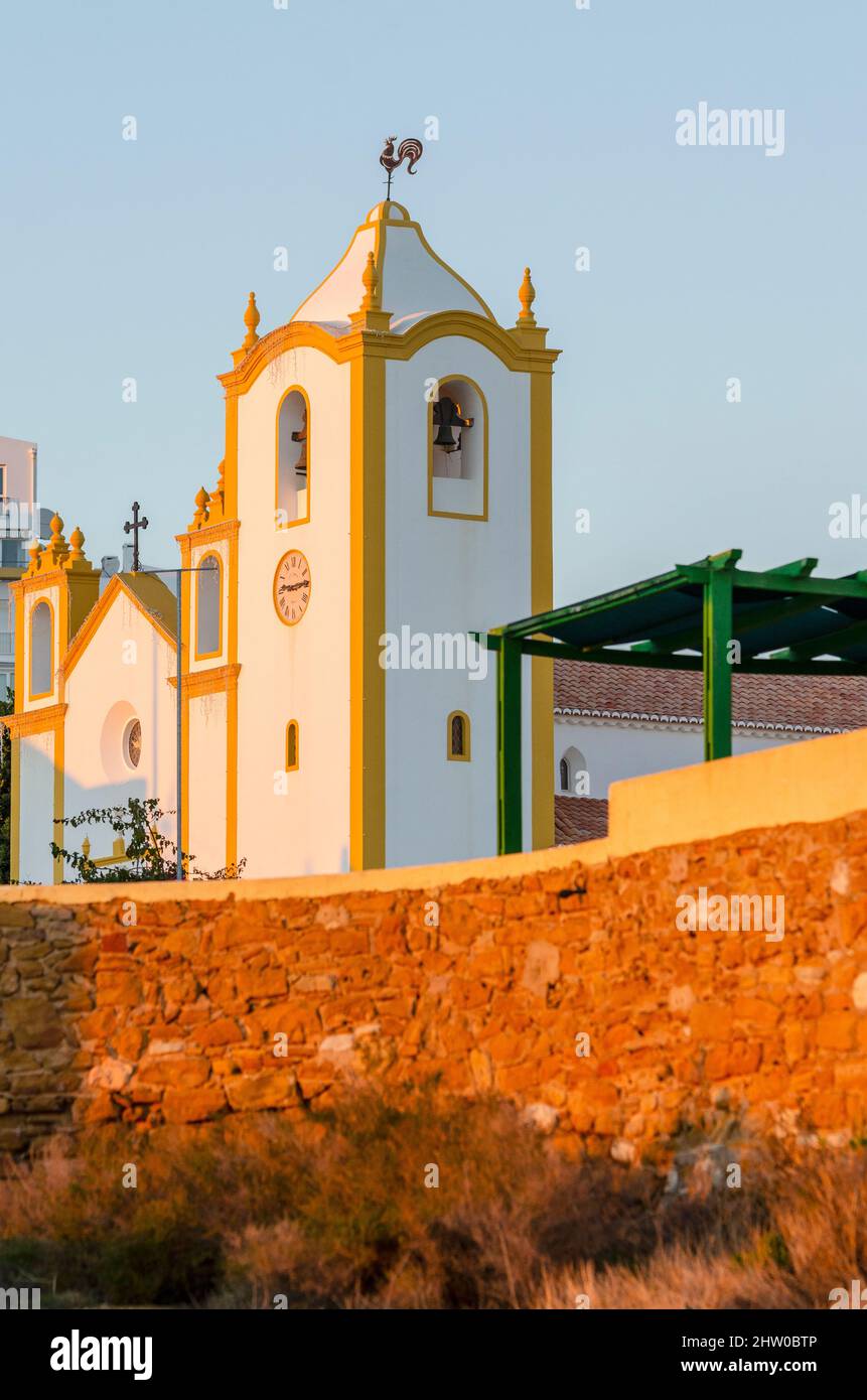 Außerhalb von St. Vincent ist eine kleine Kirche in Praia da Luz, Algarve, Portugal Stockfoto