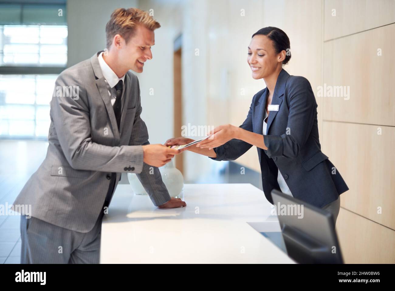 Für den Tag. Ein Geschäftsmann, der sich an der Rezeption einmeldet. Stockfoto