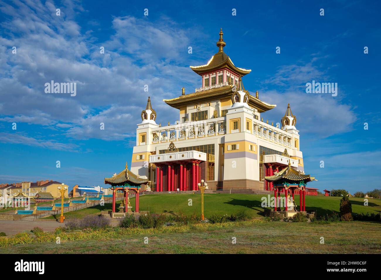 Im buddhistischen Tempel 'Goldener Aufenthaltsort von Buddha Shakyamuni'. Elista, Russland Stockfoto