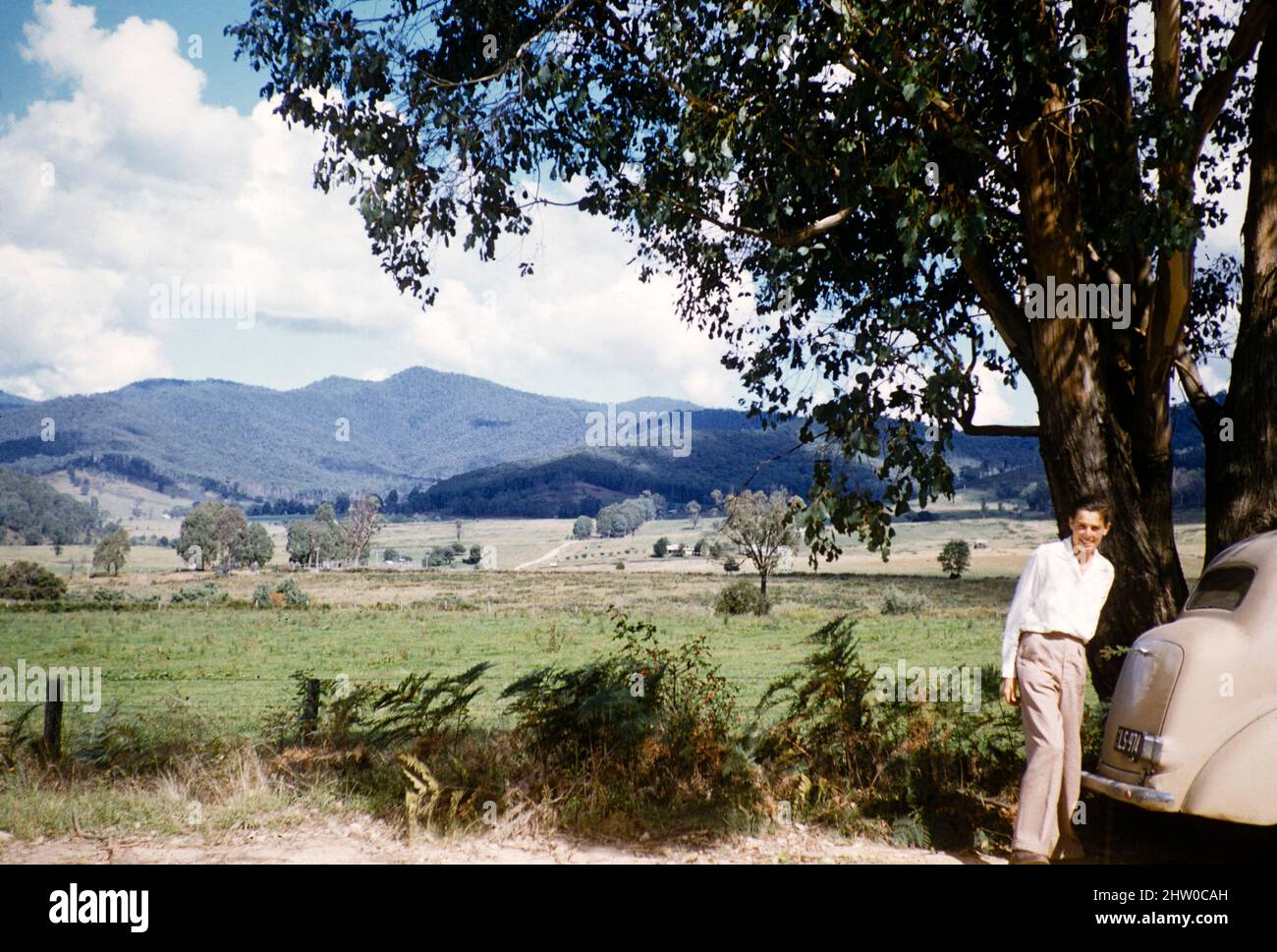 Young amen steht hinter dem Ford Prefect A493A Auto in der ländlichen Gegend von Victoria, Australien, 1956 nicht näher bezeichnete ländliche Lage Stockfoto