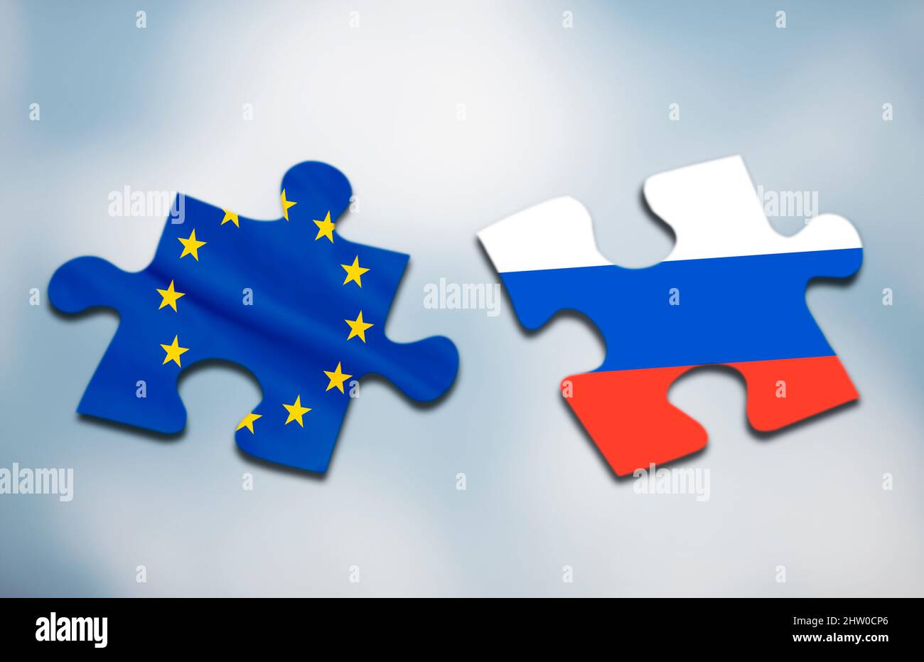 Zwei Puzzleteile mit Flaggen von Europa und Russland auf abstraktem Hintergrund Stockfoto