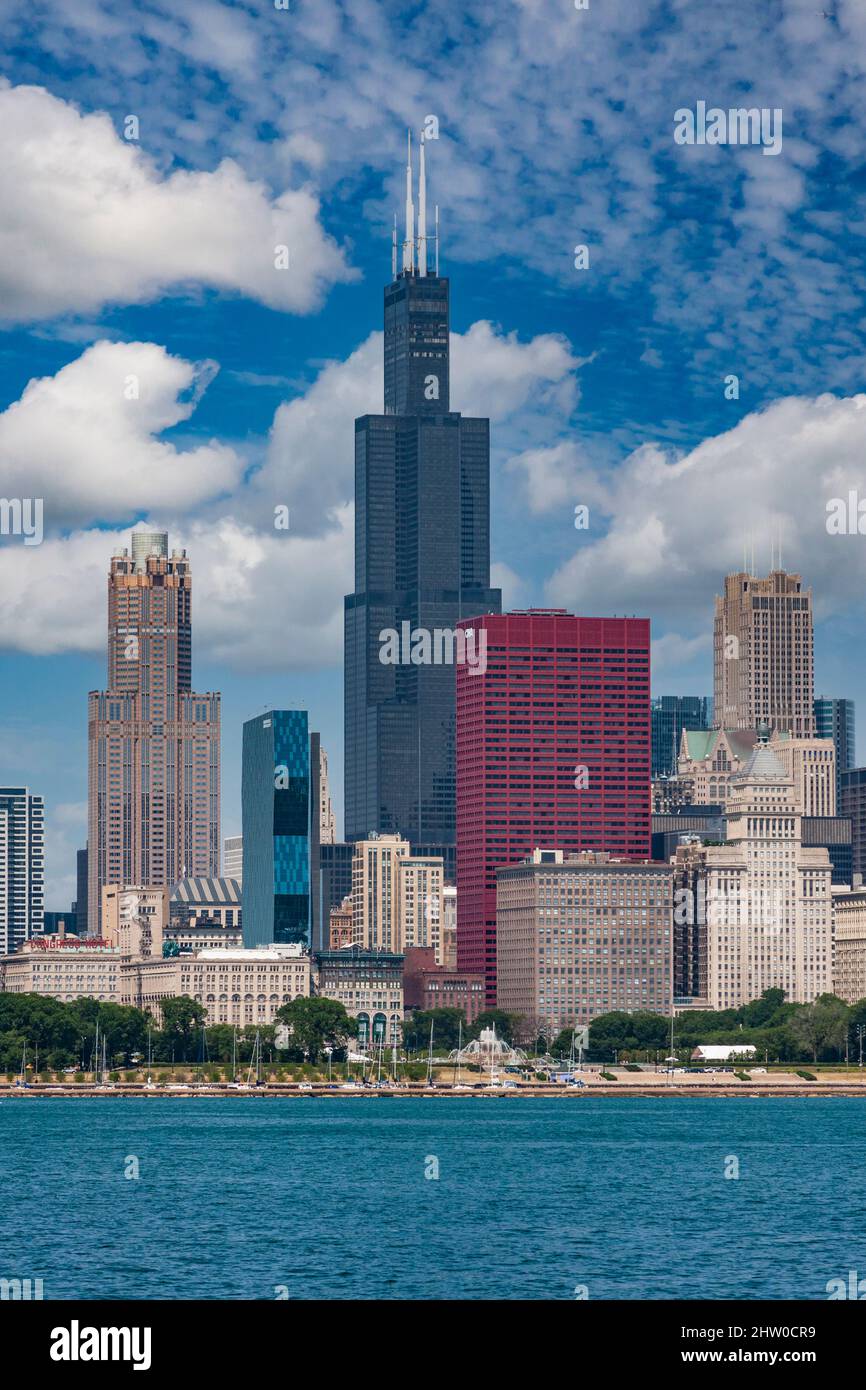 Chicago, Illinois. Willis Tower (ehemals Sears Tower), umgeben von verschiedenen architektonischen Stilen, vom Lake Michigan. Stockfoto