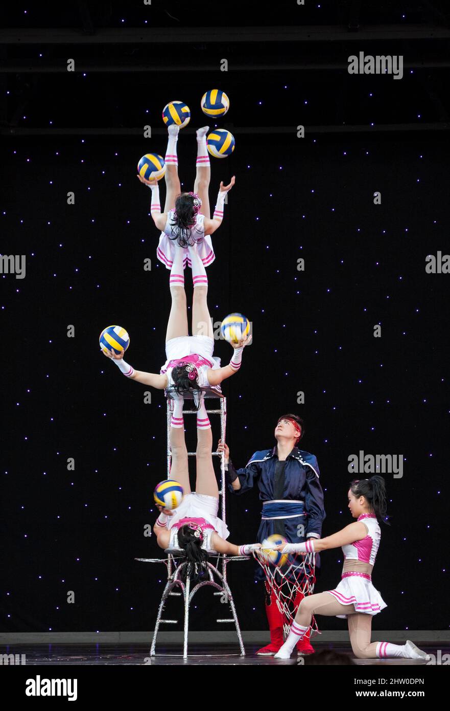 Chinesische Akrobaten Balancing with Balls. Stockfoto