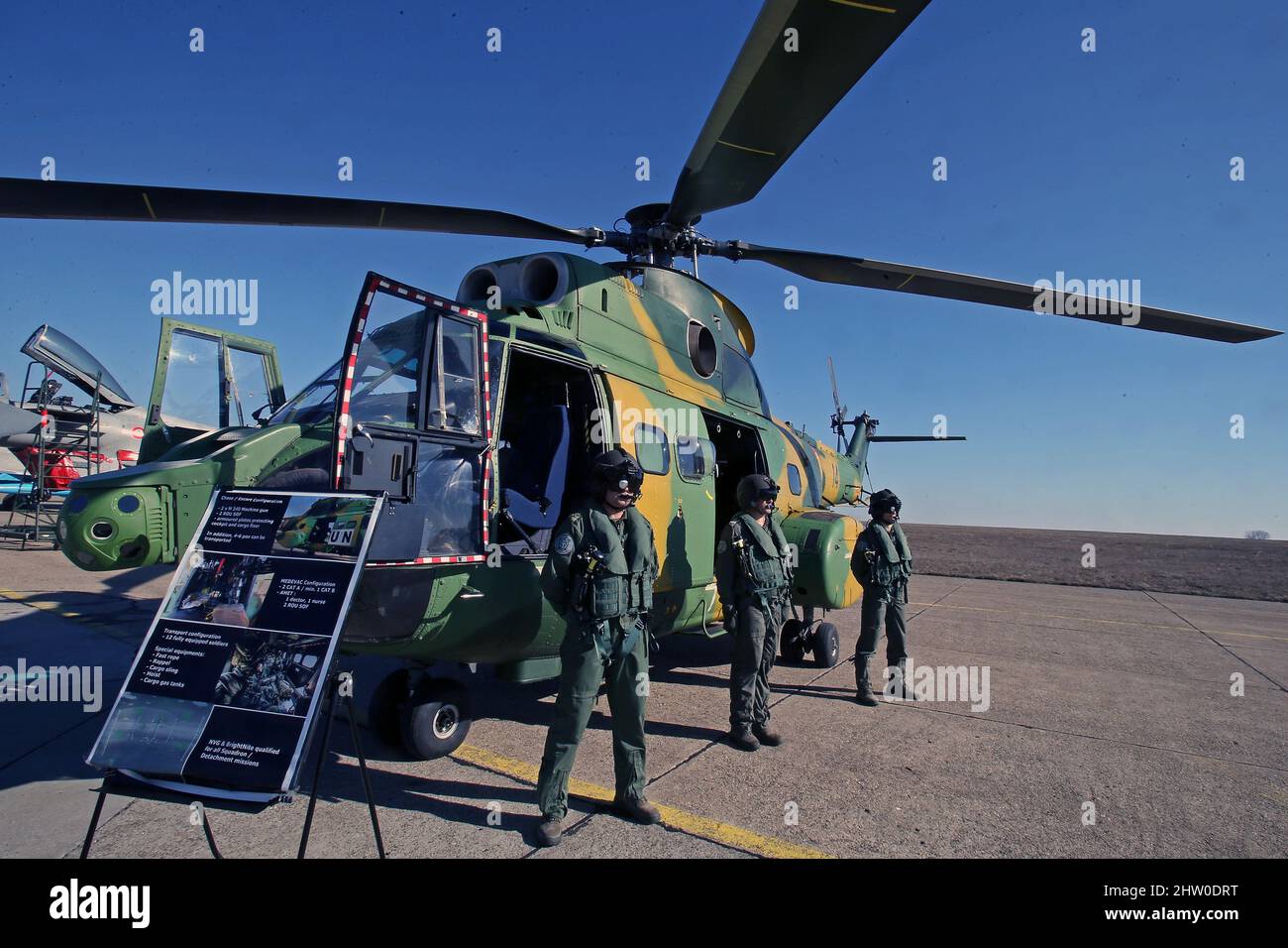 Bukarest. 11.. Februar 2022. Das am 11. Februar 2022 aufgenommene Fileboto zeigt einen IAR 330 Puma-Hubschrauber auf dem Flugstützpunkt Mihail Kogalniceanu in Rumänien. Sieben Leichen wurden in einem Hubschrauber gefunden, der am Mittwochabend in Rumänien bei der Suche nach einem Kampfjet abgestürzt ist, was die Zahl der Todesopfer bei Doppelabstürzen um zwei mehr als zuvor angekündigt hat. Der Hubschrauber IAR 330 Puma ist gegen 20:21 Uhr in einer Such- und Rettungsmission für den Lancer-Jet MiG 21 abgehoben. Quelle: Cristian Cristel/Xinhua/Alamy Live News Stockfoto