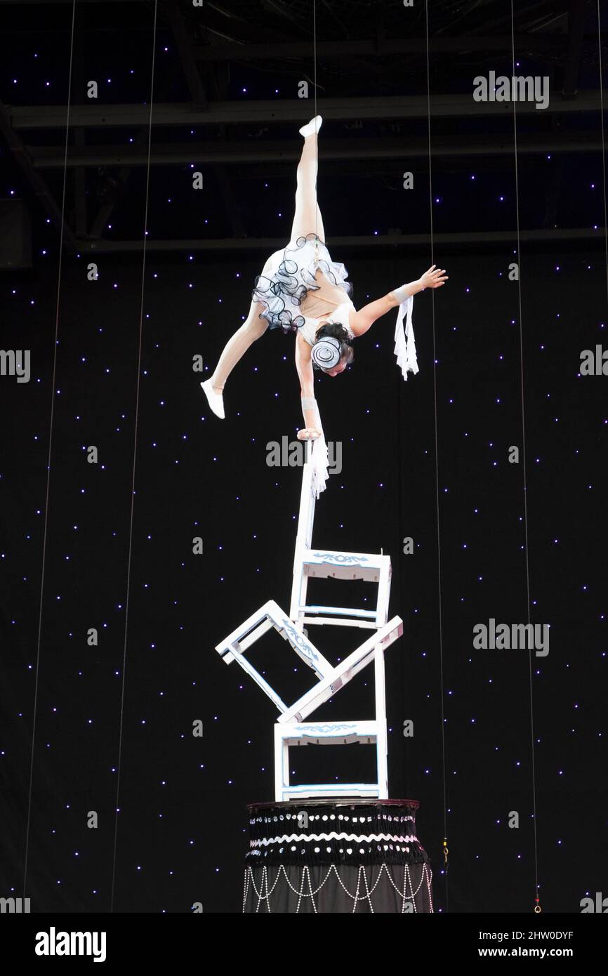 Chinesische Frau Akrobatin Balancing auf Stühlen. Stockfoto