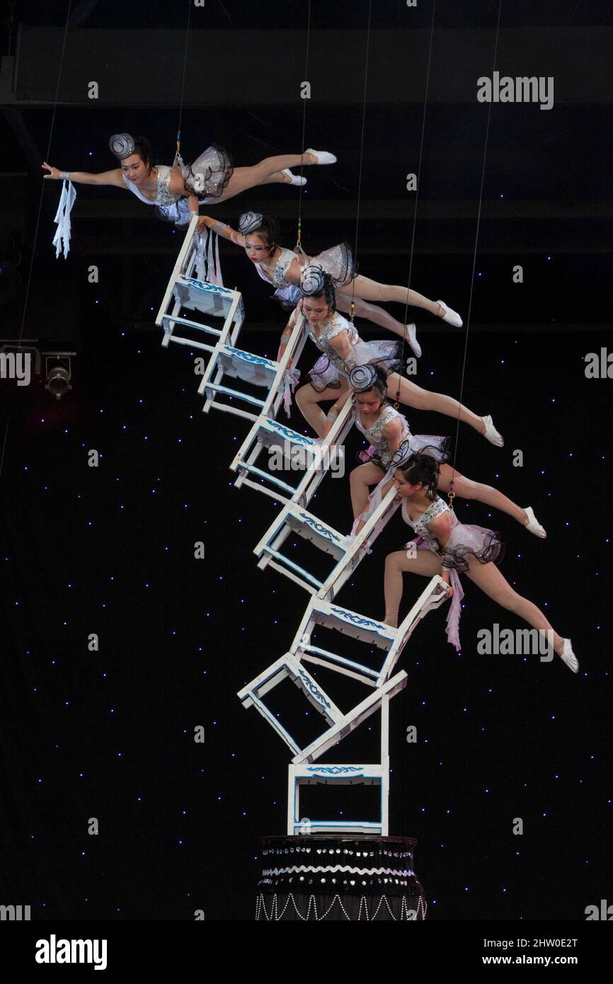 Chinesische Akrobaten balancieren auf Stühlen. Stockfoto