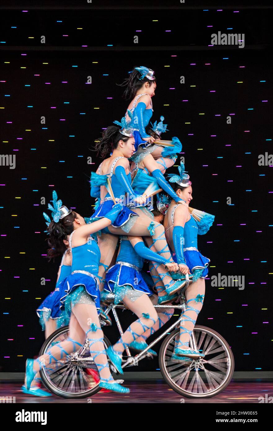 Chinesische Akrobaten Balancing on Bicycle. Stockfoto