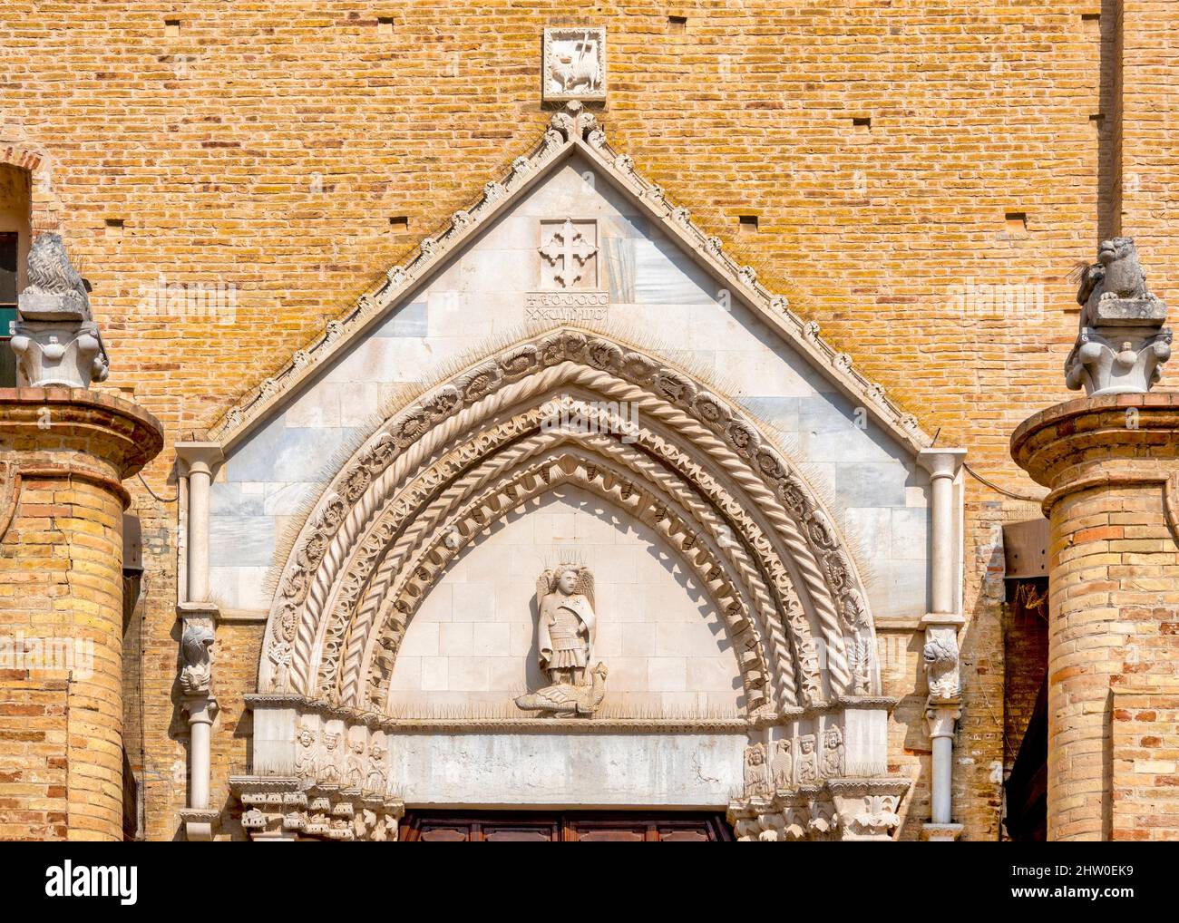 Detail des Portals der Collegiata di San Michele Arcangelo, Città Sant'Angelo, Italien Stockfoto