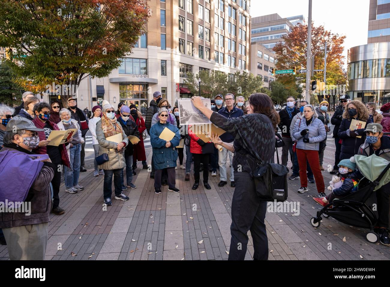 Arlington, Virginia. Reiseleiter spricht mit Menschen, die für die Vietnamesische Heritage Tour von der Arlington Public Library zusammengestellt wurden. Stockfoto