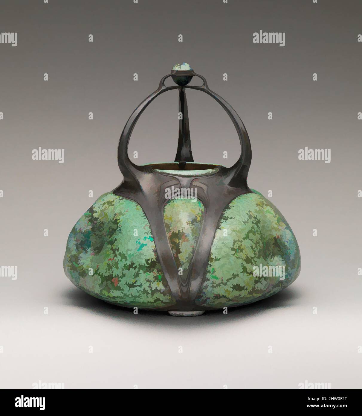 Kunst inspiriert von Modell Nr. 992, ca. 1903, Steinzeug, Zinn, 10 1/4 x 10 1/2 Zoll (26 x 26,7 cm), Keramik-Keramik, Friedrich August Scherf und sein Sohn Walter gründeten 1899 die Metallwarenfabrik für Kleinkunst Walter Scherf & Co. Der Hersteller arbeitete mit bekannten Designern zusammen, darunter Classic Works, die von Artotop mit einem Schuss Moderne modernisiert wurden. Formen, Farbe und Wert, auffällige visuelle Wirkung auf Kunst. Emotionen durch Freiheit von Kunstwerken auf zeitgemäße Weise. Eine zeitlose Botschaft, die eine wild kreative neue Richtung verfolgt. Künstler, die sich dem digitalen Medium zuwenden und die Artotop NFT erschaffen Stockfoto