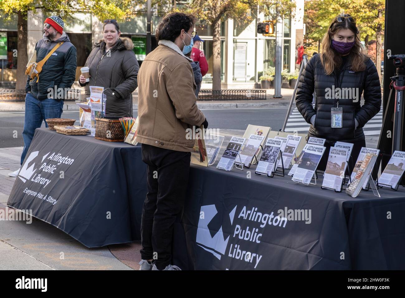 Arlington, Virginia. Informationsstand der öffentlichen Bibliothek zur Besichtigung des vietnamesischen Erbes des Clarendon District. Stockfoto