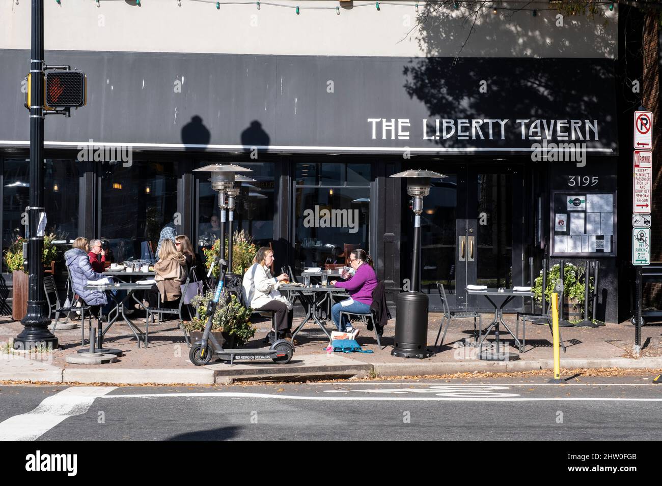 The Liberty Tavern, Arlington, Virginia, USA. Speisen Im Freien. Stockfoto