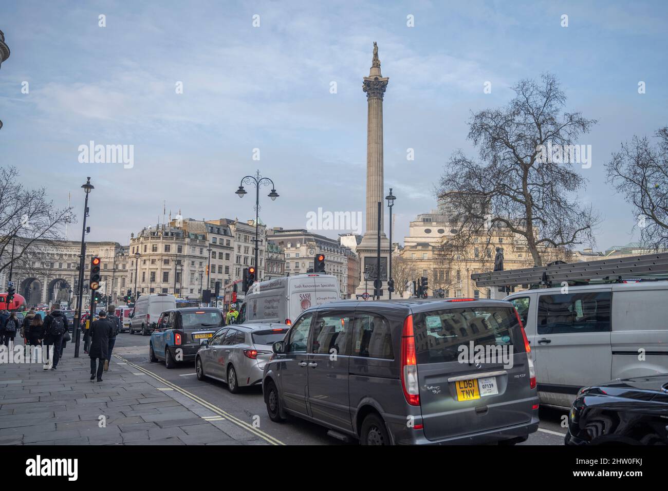 London, Großbritannien. 3. März 2022. Der zweite vollständige Londoner U-Bahnstreik findet am 3. März statt und bringt alle U-Bahn-Dienste zum Stillstand, wobei die U-Bahn-Stationen gesperrt sind. Pendler reisen per Bahn oder Bus ins Zentrum Londons. Quelle: Malcolm Park/Alamy Live News Stockfoto