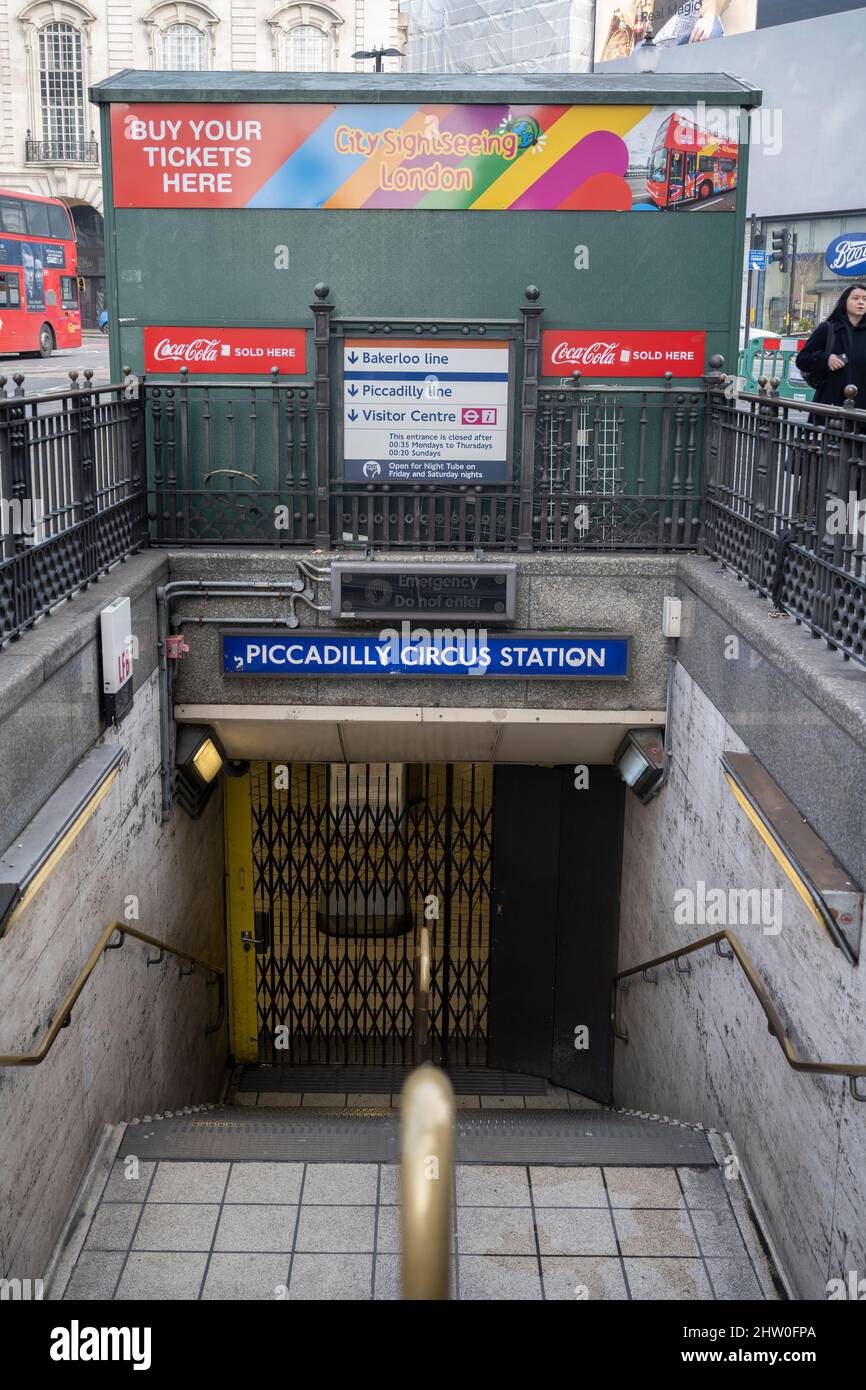 London, Großbritannien. 3. März 2022. Der zweite vollständige Londoner U-Bahnstreik findet am 3. März statt und bringt alle U-Bahn-Dienste zum Stillstand, wobei die U-Bahn-Stationen gesperrt sind. Pendler reisen per Bahn oder Bus ins Zentrum Londons. Quelle: Malcolm Park/Alamy Live News Stockfoto