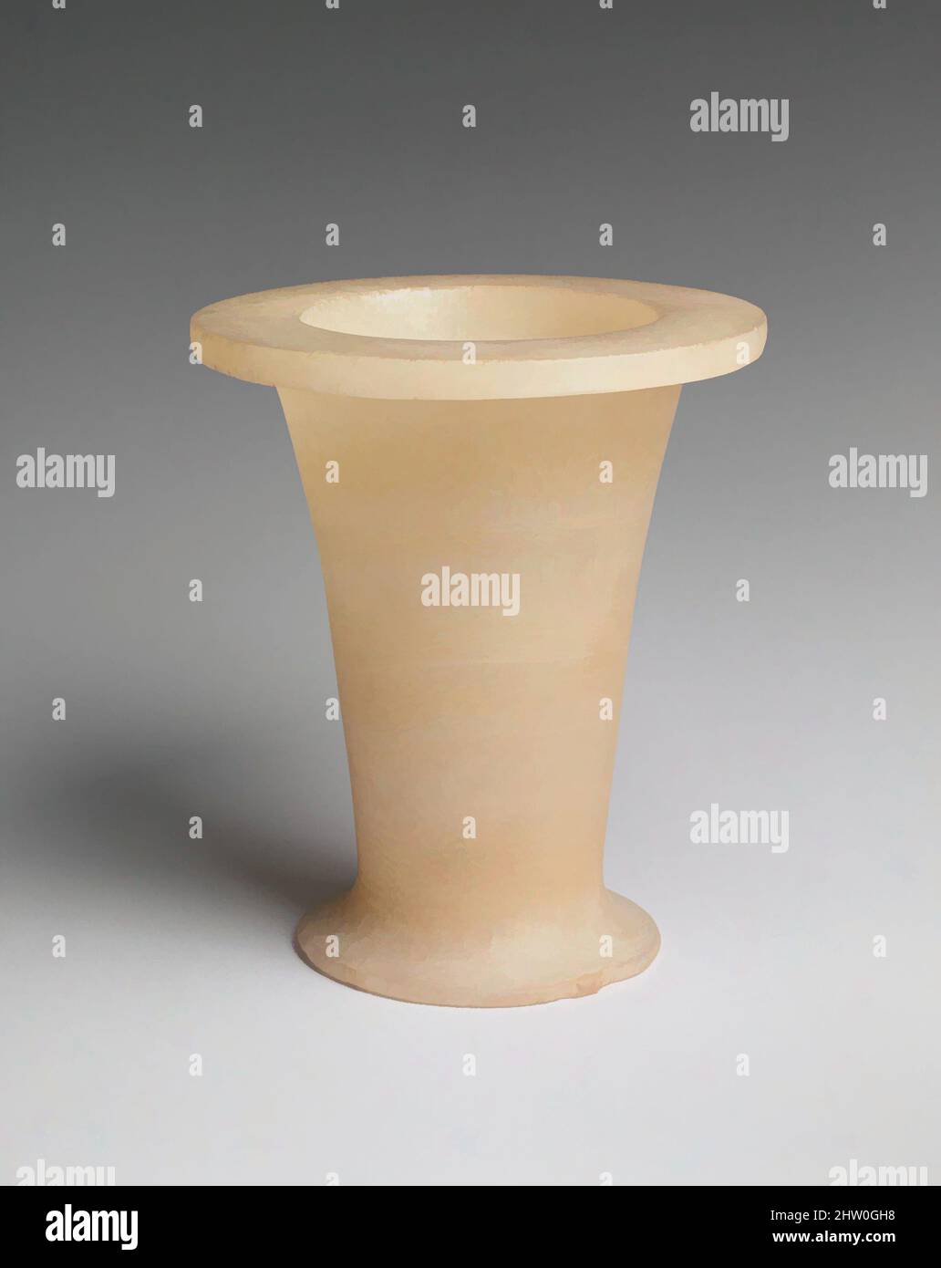 Kunst inspiriert von Salbe Jar, New Kingdom, Dynastie 18, früh, ca. 1550–1458 v. Chr., aus Ägypten, Oberägypten, Theben, Asasif, Hof CC 41, Grube 3, Begräbnis B 4, zwischen Sargkopf und Wand, 1915–16, Travertin (ägyptischer Alabaster), H. 13,6 cm (5 3/8 in.); Durchm. 11,6 cm (4 9/16 in, Classic Works modernisiert von Artotop mit einem Schuss Moderne. Formen, Farbe und Wert, auffällige visuelle Wirkung auf Kunst. Emotionen durch Freiheit von Kunstwerken auf zeitgemäße Weise. Eine zeitlose Botschaft, die eine wild kreative neue Richtung verfolgt. Künstler, die sich dem digitalen Medium zuwenden und die Artotop NFT erschaffen Stockfoto