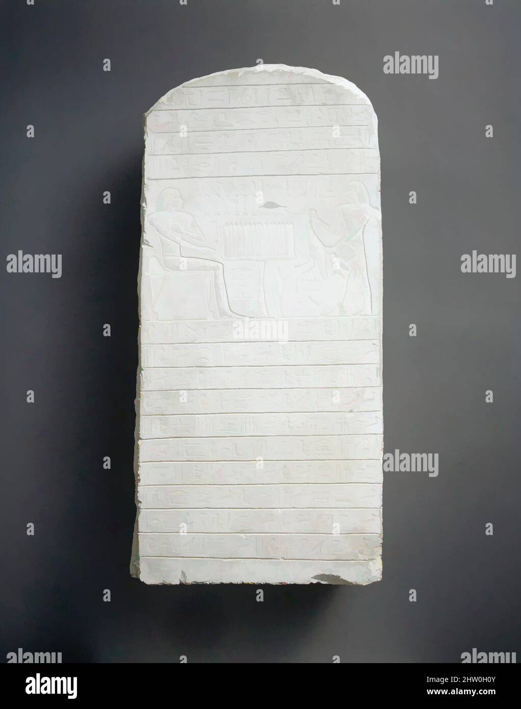 Stela von Rehuerdjersen, Reich der Mitte, Dynastie 12, Mitte, ca. 1900–1850 v. Chr., aus Ägypten, Abydos; wahrscheinlich aus Nord-Oberägypten, Abydos, Kalkstein, H. 46,1 cm (18 1/8 in.); W. 23,2 cm (9 1/8 in.); D. 10,6 cm (4 1/16 in.), Rehuerdjersen war Schatzmeister unter Amenemhat I und Senwosret I, den ersten beiden Königen der Dynastie 12. Diese Stele stammt aus dem Kenotaph eines Rehuerdjersen in Abydos, und der Stil stammt aus der Regierungszeit von Amenemhat II, etwa vierzig Jahre nach dem Tod des Schatzmeisters Stockfoto