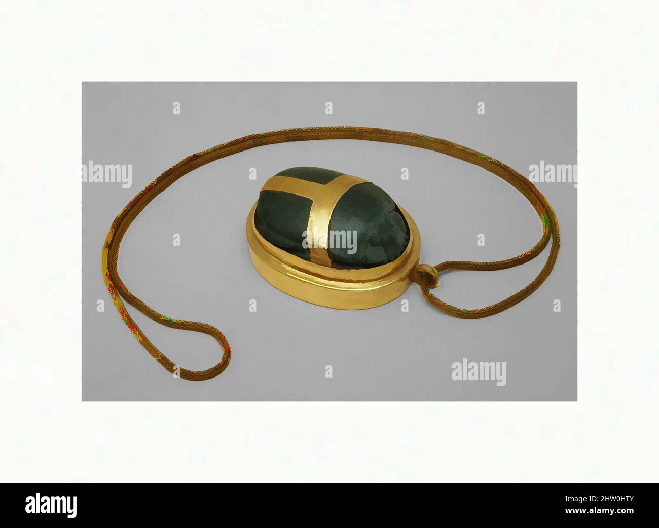 Kunst inspiriert von Herz Skarabäus von Hatnefer, New Kingdom, Dynastie 18, früh, ca. 1492–1473 v. Chr., aus Ägypten, Oberägypten, Theben, Scheich Abd el-Qurna, Grab von Hatnefer und Ramose (unten TT 71), Mumie von Hatnefer, 1935–36, Serpentinit, Gold, Scarab: L. 6,6 cm (2 5/8 in.); L. 5,3 cm (2 1/, Klassisches Werk, modernisiert von Artotop mit einem Schuss Moderne. Formen, Farbe und Wert, auffällige visuelle Wirkung auf Kunst. Emotionen durch Freiheit von Kunstwerken auf zeitgemäße Weise. Eine zeitlose Botschaft, die eine wild kreative neue Richtung verfolgt. Künstler, die sich dem digitalen Medium zuwenden und die Artotop NFT erschaffen Stockfoto