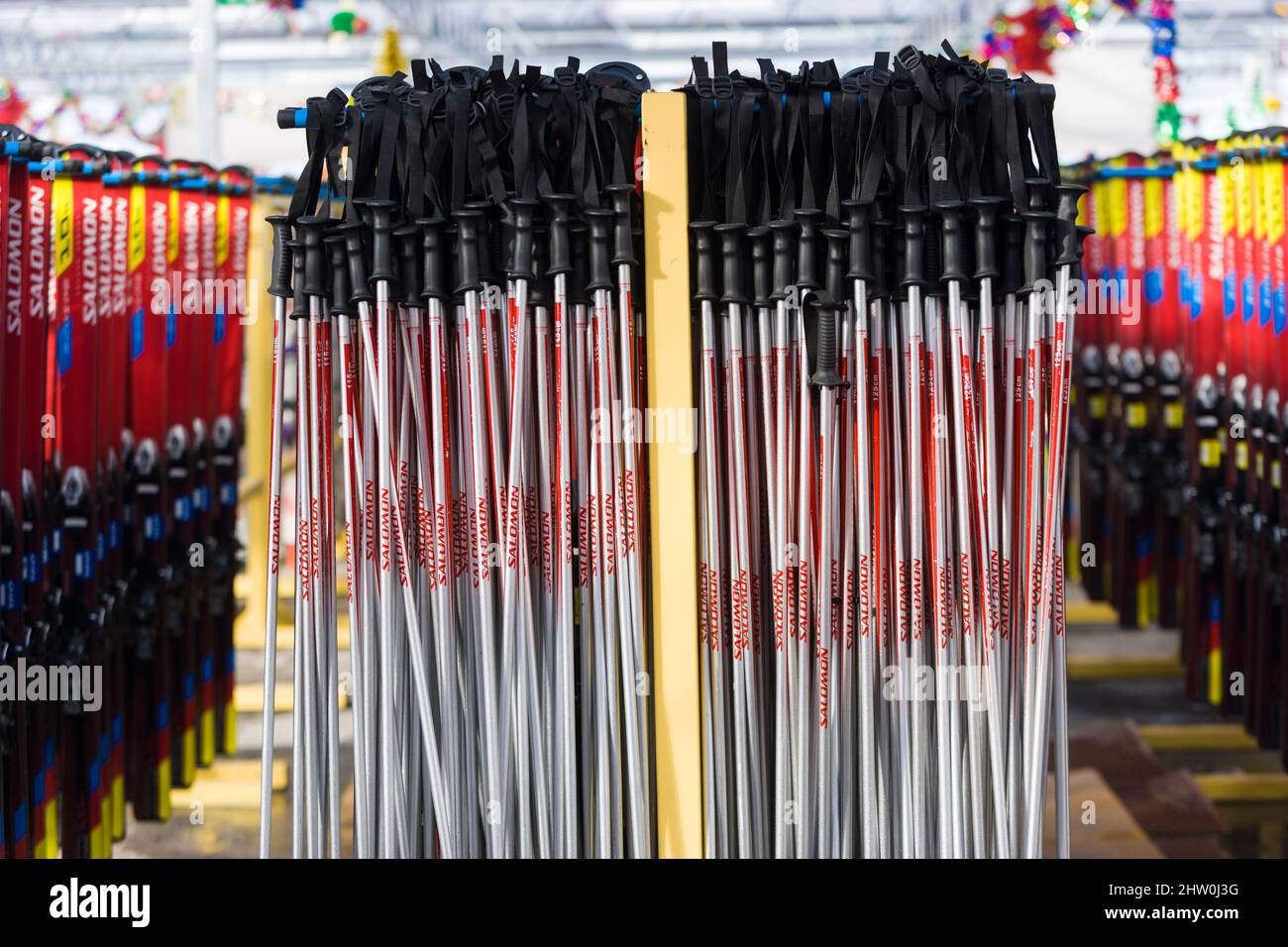 Skiausrüstung zur Miete im Skigebiet, Urumqi, Xinjiang, China Stockfoto