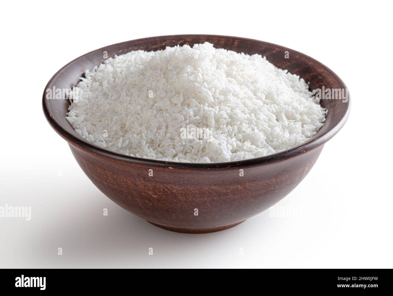 Kokosflocken in Keramikschale isoliert auf weißem Hintergrund mit Clipping-Pfad Stockfoto