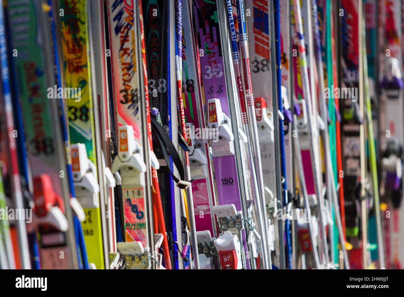 Skiausrüstung zur Miete im Skigebiet, Urumqi, Xinjiang, China Stockfoto