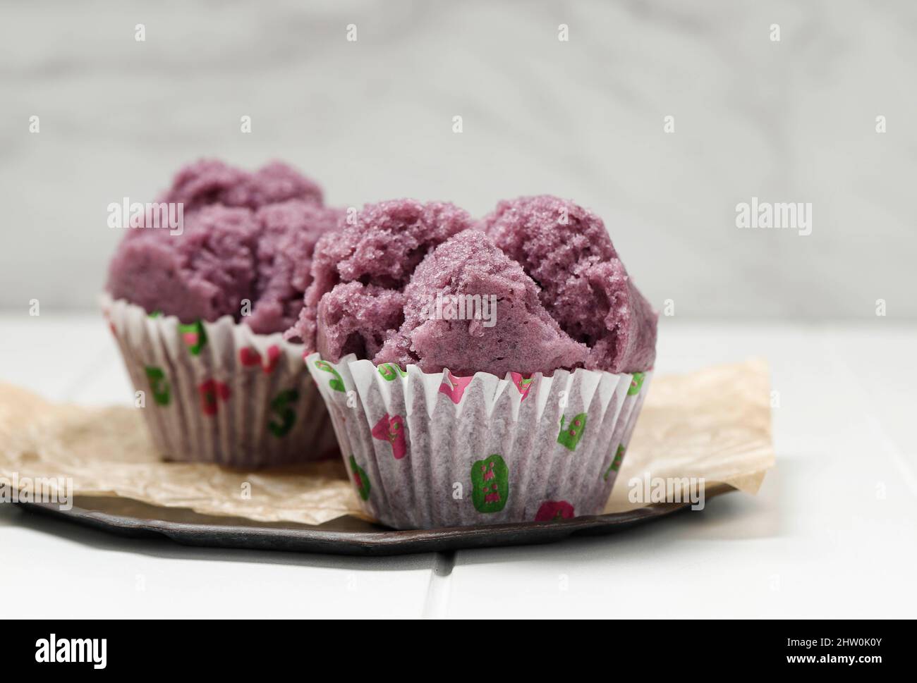 Kue Mangkok oder Kue Apem, traditionell gedünsteter indonesischer Cupcake Jajanan Pasar, isoliert auf Weiß Stockfoto