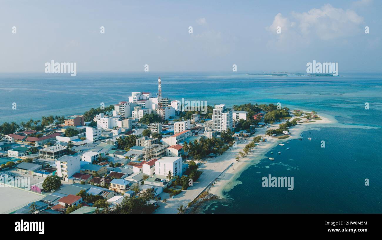 Luftaufnahme zur Maafushi (Kaafu Atoll) Paradise Island mit Blue Ocean