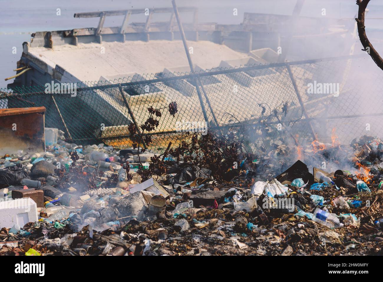 Ökologisches Problem von Fuming Waste Dump an der Küste der Maafushi Island, Malediven Stockfoto