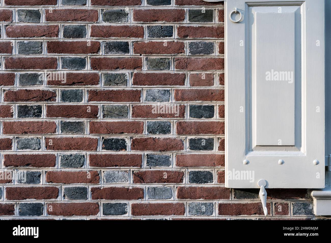Kolonialhaus Detail mit flämischen Bindung Mauerwerk und Verschluss, Old City Philadelphia, Pennsylvania, USA. Stockfoto