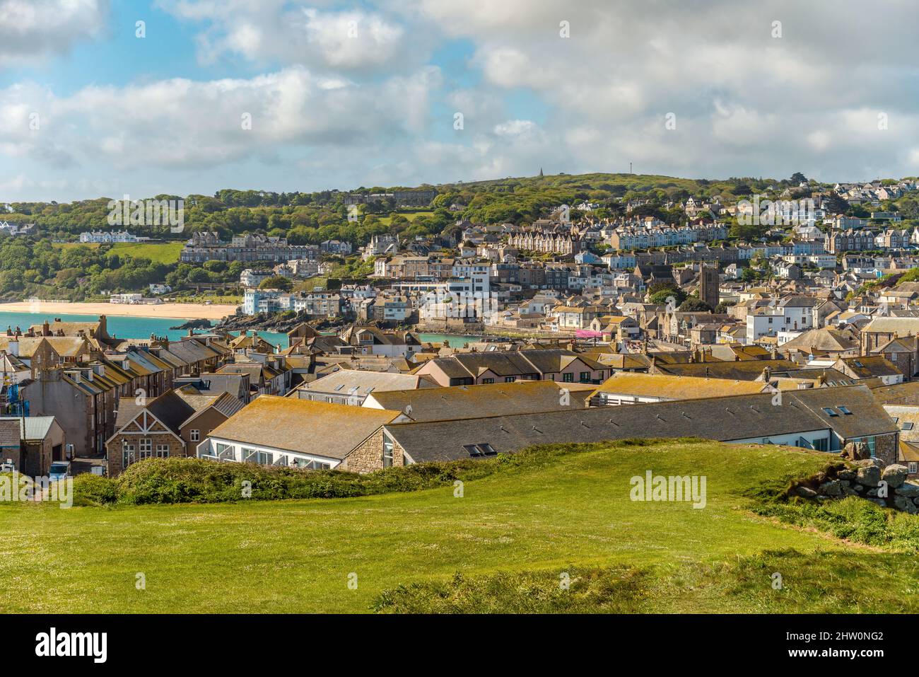 Blick auf die Stadt von St. Ives von der Inselhalbinsel, Cornwall, England Stockfoto