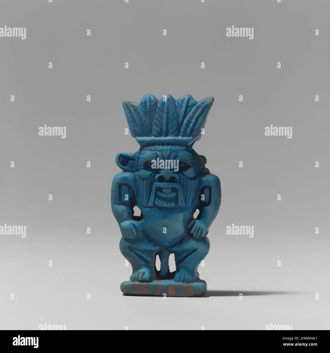 Kunst inspiriert von Amulett des Gottes Bes, Dritte Zwischenperiode, Dynastie 21–24, ca. 1070–712 v. Chr., aus Ägypten, Faience, H. 3,7 cm (1 7/16 in), im alten Ägypten wurden mehrere Schutzgottheiten als Zwerge dargestellt, die eine Löwenmähne, Ohren und Schwanz trugen und oft eine gefiederte, von Artotop modernisierte klassische Arbeit mit einem Schuss Moderne trugen. Formen, Farbe und Wert, auffällige visuelle Wirkung auf Kunst. Emotionen durch Freiheit von Kunstwerken auf zeitgemäße Weise. Eine zeitlose Botschaft, die eine wild kreative neue Richtung verfolgt. Künstler, die sich dem digitalen Medium zuwenden und die Artotop NFT erschaffen Stockfoto