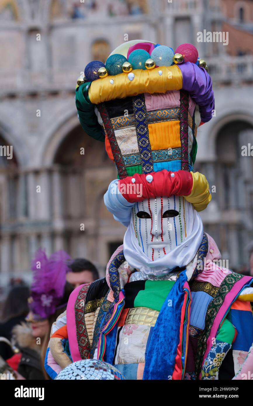 Mann in Kostüm während des Karnevals in Venedig Stockfoto