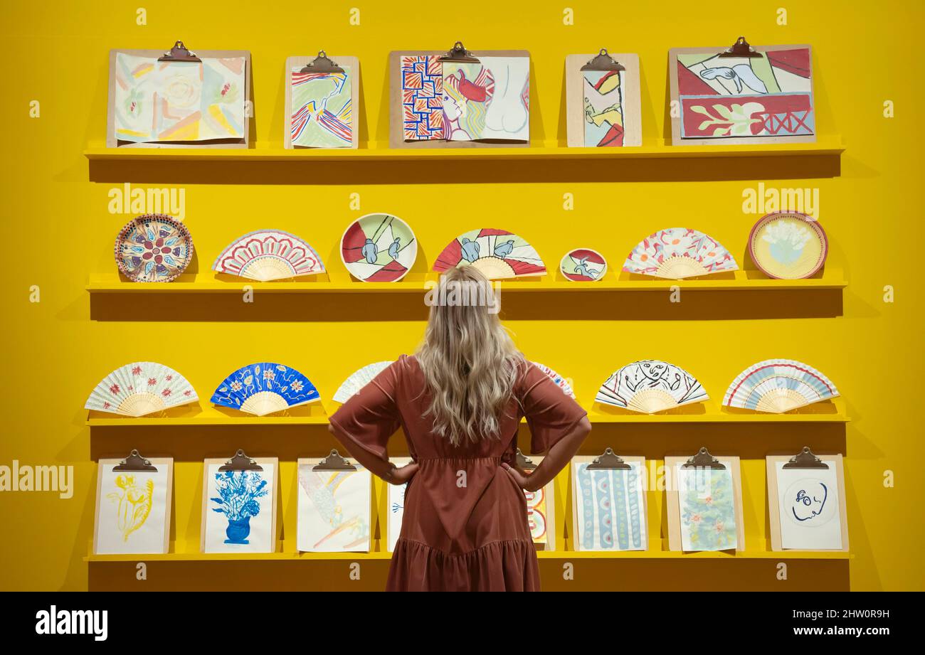 Millie Carroll während einer Fotoausstellung für Beyond Bloomsbury: Life, Love & Legacy in der York Art Gallery. Die große neue Ausstellung, in Zusammenarbeit mit der National Portrait Gallery und den Sheffield Museums, untersucht das Leben und Werk einer außergewöhnlichen Gruppe von Schriftstellern, Künstlern und Denkern, die als Bloomsbury Group bekannt ist. Bilddatum: Donnerstag, 3. März 2022. Stockfoto